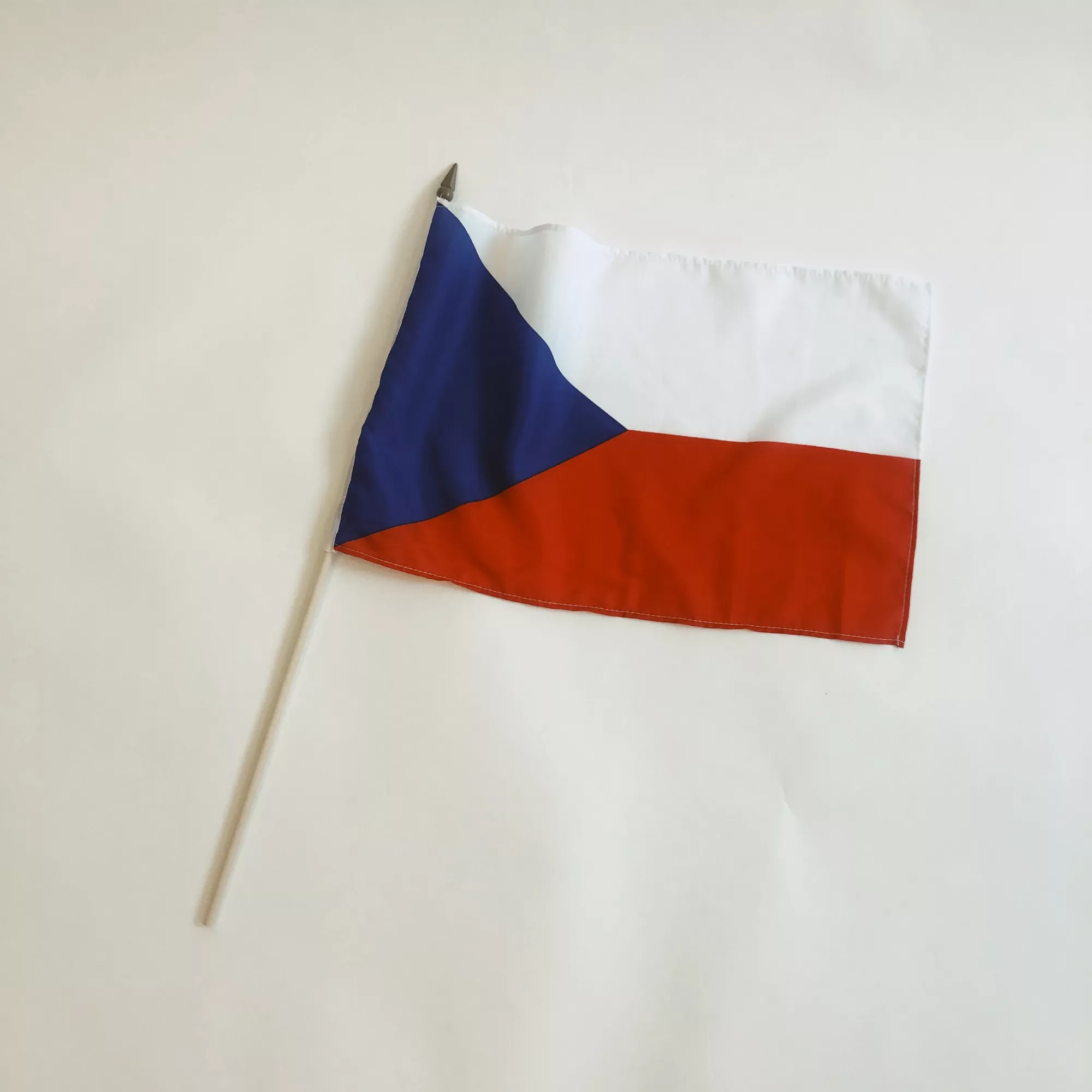 Tjeckien tygflagg på träpinner, 30x45cm