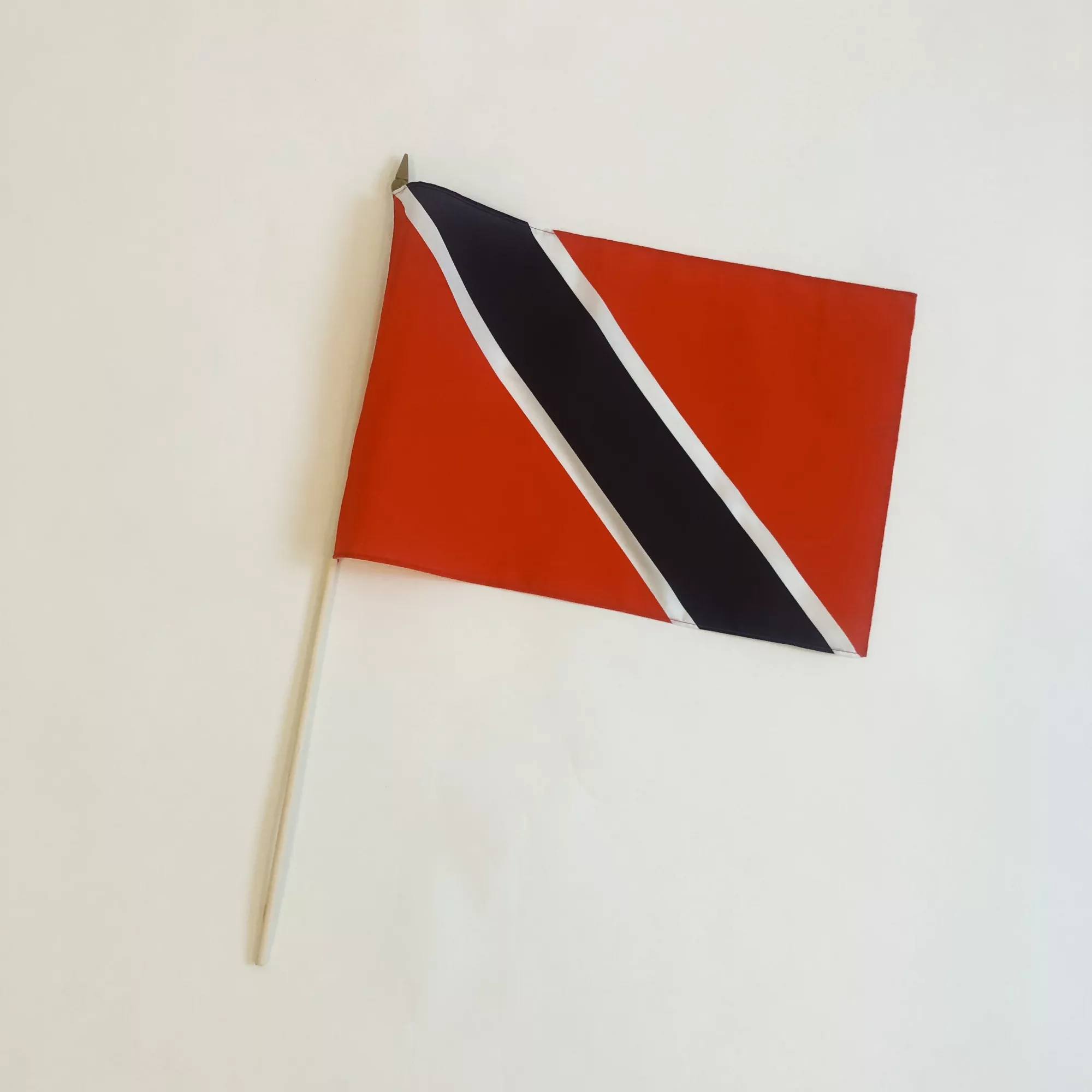 Tinidads flagga på pinne
